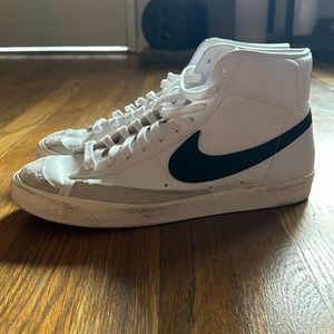 Nike Men’s White Blazer Mid ‘77 Vintage size 13 US